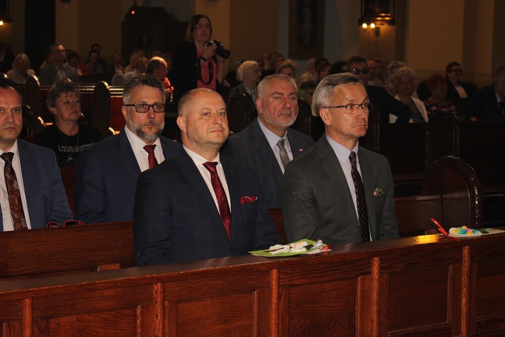 Dzisiaj wspomnienie św. Floriana, patrona hutników, strażaków i kominiarzy. Z tej okazji odbył się tradycyjny przemarsz byłych i obecnych pracowników Huty "Pokój" spod zakładu do kościoła św. Pawła Apostoła w Nowym Bytomiu.