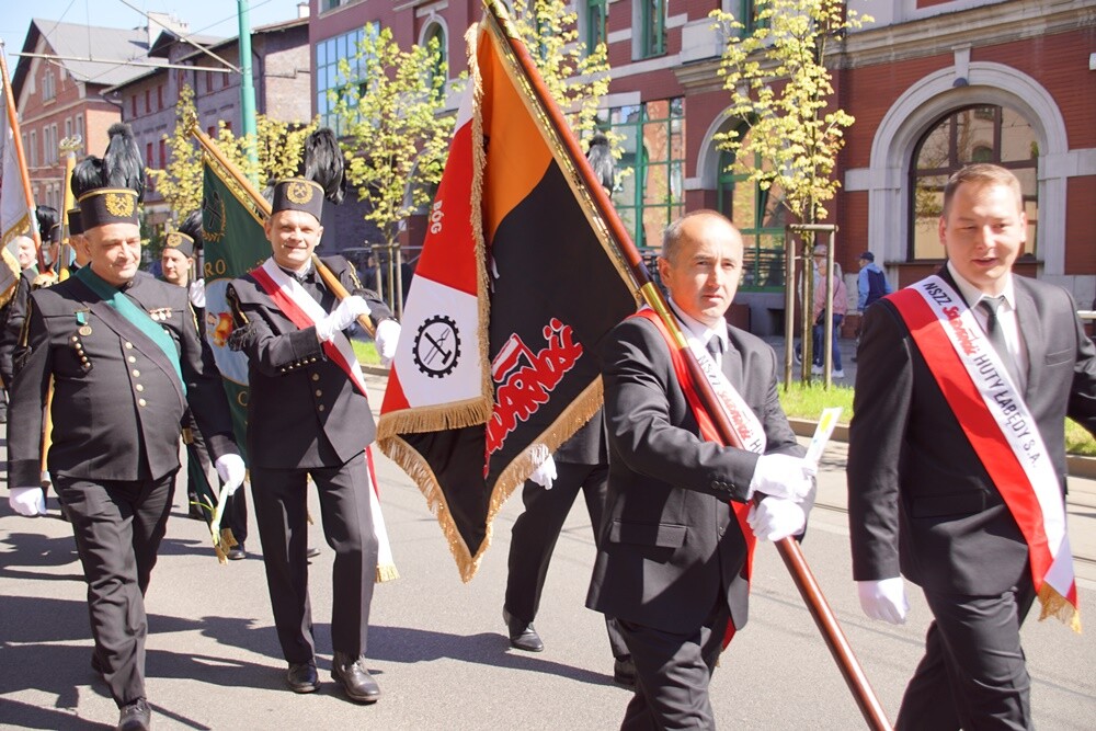 Dzisiaj wspomnienie św. Floriana, patrona hutników, strażaków i kominiarzy. Z tej okazji odbył się tradycyjny przemarsz byłych i obecnych pracowników Huty "Pokój" spod zakładu do kościoła św. Pawła Apostoła w Nowym Bytomiu.