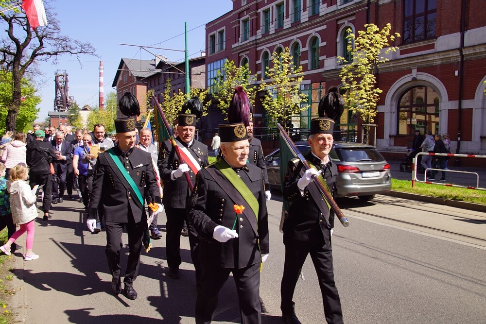 Dzisiaj wspomnienie św. Floriana, patrona hutników, strażaków i kominiarzy. Z tej okazji odbył się tradycyjny przemarsz byłych i obecnych pracowników Huty "Pokój" spod zakładu do kościoła św. Pawła Apostoła w Nowym Bytomiu.