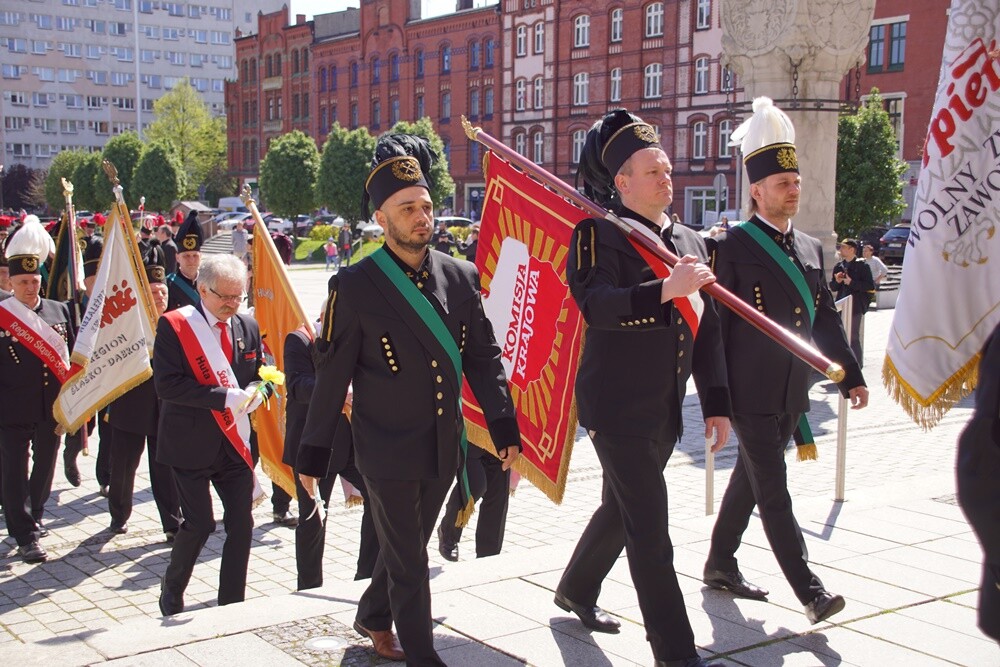 Dzisiaj wspomnienie św. Floriana, patrona hutników, strażaków i kominiarzy. Z tej okazji odbył się tradycyjny przemarsz byłych i obecnych pracowników Huty "Pokój" spod zakładu do kościoła św. Pawła Apostoła w Nowym Bytomiu.