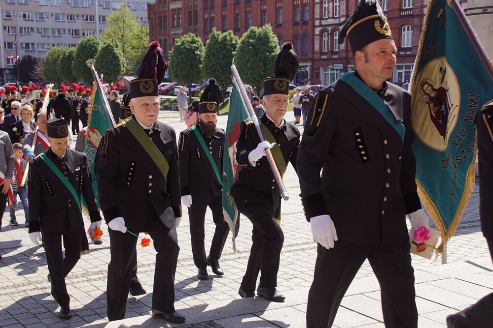 Dzisiaj wspomnienie św. Floriana, patrona hutników, strażaków i kominiarzy. Z tej okazji odbył się tradycyjny przemarsz byłych i obecnych pracowników Huty "Pokój" spod zakładu do kościoła św. Pawła Apostoła w Nowym Bytomiu.