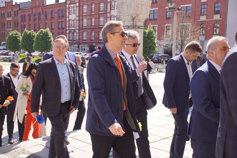 Dzisiaj wspomnienie św. Floriana, patrona hutników, strażaków i kominiarzy. Z tej okazji odbył się tradycyjny przemarsz byłych i obecnych pracowników Huty "Pokój" spod zakładu do kościoła św. Pawła Apostoła w Nowym Bytomiu.