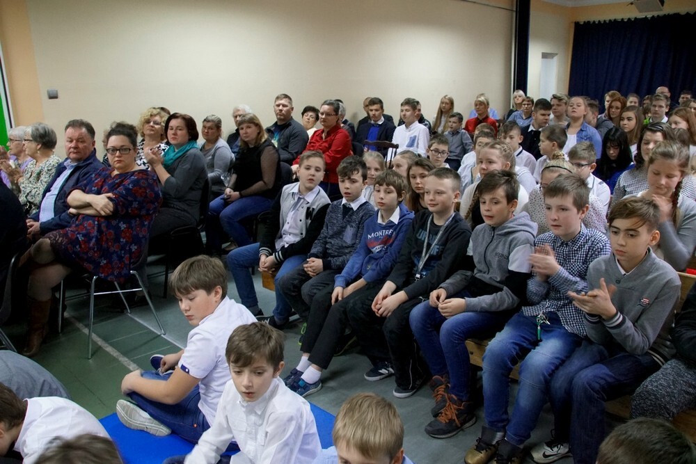 Jan Stefan Dworak urodził się 10 grudnia 1899 roku w Nowym Bytomiu w rodzinie rzemieślniczej. Sam jednak pasjonował się historią i o niej najchętniej pisał, szczególnie zaś umiłował sobie dzieje naszego miasta i jego słynnych mieszkańców.