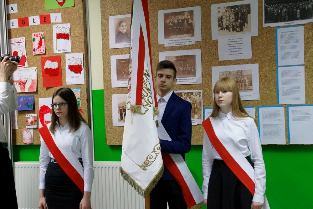 Jan Stefan Dworak urodził się 10 grudnia 1899 roku w Nowym Bytomiu w rodzinie rzemieślniczej. Sam jednak pasjonował się historią i o niej najchętniej pisał, szczególnie zaś umiłował sobie dzieje naszego miasta i jego słynnych mieszkańców.