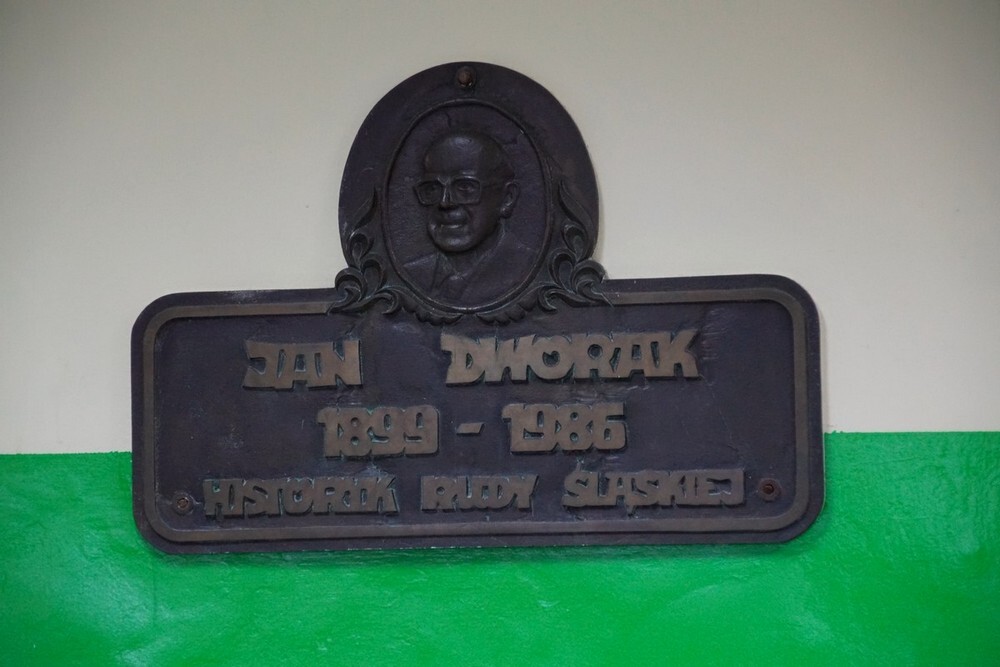 Jan Stefan Dworak urodził się 10 grudnia 1899 roku w Nowym Bytomiu w rodzinie rzemieślniczej. Sam jednak pasjonował się historią i o niej najchętniej pisał, szczególnie zaś umiłował sobie dzieje naszego miasta i jego słynnych mieszkańców.