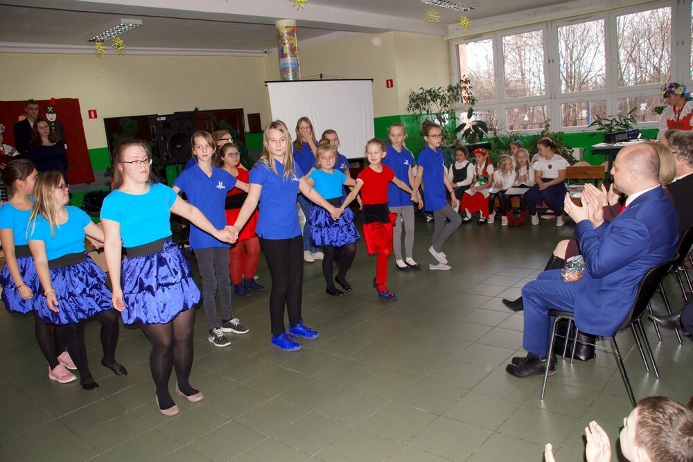 Jan Stefan Dworak urodził się 10 grudnia 1899 roku w Nowym Bytomiu w rodzinie rzemieślniczej. Sam jednak pasjonował się historią i o niej najchętniej pisał, szczególnie zaś umiłował sobie dzieje naszego miasta i jego słynnych mieszkańców.