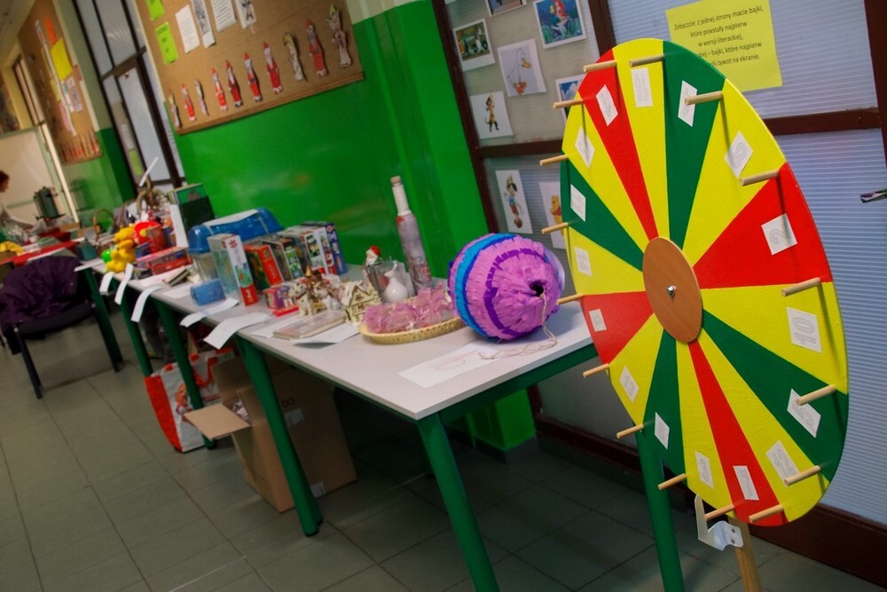 Jan Stefan Dworak urodził się 10 grudnia 1899 roku w Nowym Bytomiu w rodzinie rzemieślniczej. Sam jednak pasjonował się historią i o niej najchętniej pisał, szczególnie zaś umiłował sobie dzieje naszego miasta i jego słynnych mieszkańców.