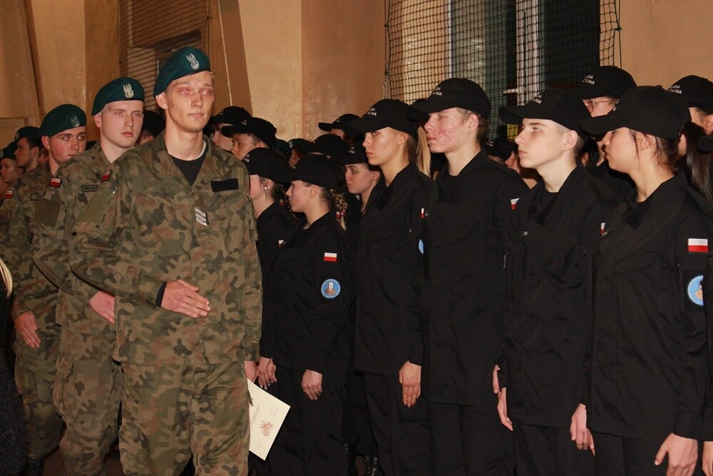 W piątek w ZSO nr 4 im. HC Hoovera w Rudzie Śląskiej odbyły się uroczyste obchody 100-lecia wybuchu I Powstania Śląskiego, połączone z tradycyjnym Dniem Podchorążego.