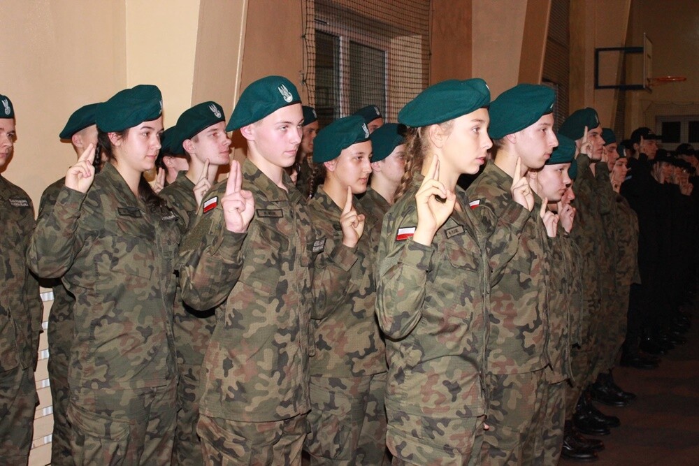 W piątek w ZSO nr 4 im. HC Hoovera w Rudzie Śląskiej odbyły się uroczyste obchody 100-lecia wybuchu I Powstania Śląskiego, połączone z tradycyjnym Dniem Podchorążego.