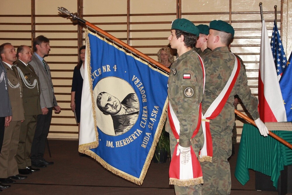 W piątek w ZSO nr 4 im. HC Hoovera w Rudzie Śląskiej odbyły się uroczyste obchody 100-lecia wybuchu I Powstania Śląskiego, połączone z tradycyjnym Dniem Podchorążego.