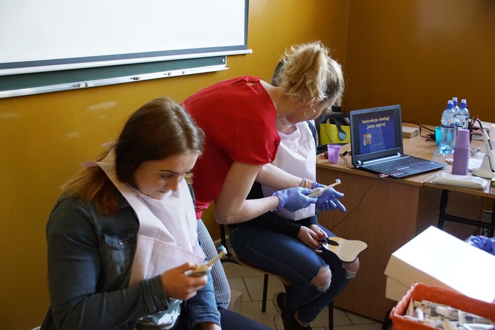 Dzisiaj w ZSP5 w Rudzie Śląskiej odbywa się Dzień Promocji Zdrowia. Dla uczniów przygotowano wiele warsztatów m.in.: z udzielania pierwszej pomocy.