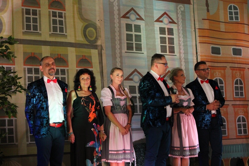 Ponad tysiąc najstarszych mieszkańców naszego miasta wzięło udział w III Dniu Seniora w Rudzie Śląskiej. Impreza odbyła się w  hali MOSiR w Halembie, podczas której nie zabrakło występów gwiazd śląskiej sceny muzycznej oraz wielu innych atrakcji.