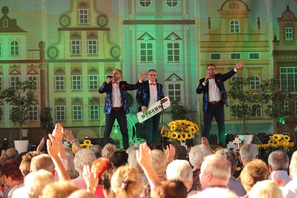 Ponad tysiąc najstarszych mieszkańców naszego miasta wzięło udział w III Dniu Seniora w Rudzie Śląskiej. Impreza odbyła się w  hali MOSiR w Halembie, podczas której nie zabrakło występów gwiazd śląskiej sceny muzycznej oraz wielu innych atrakcji.