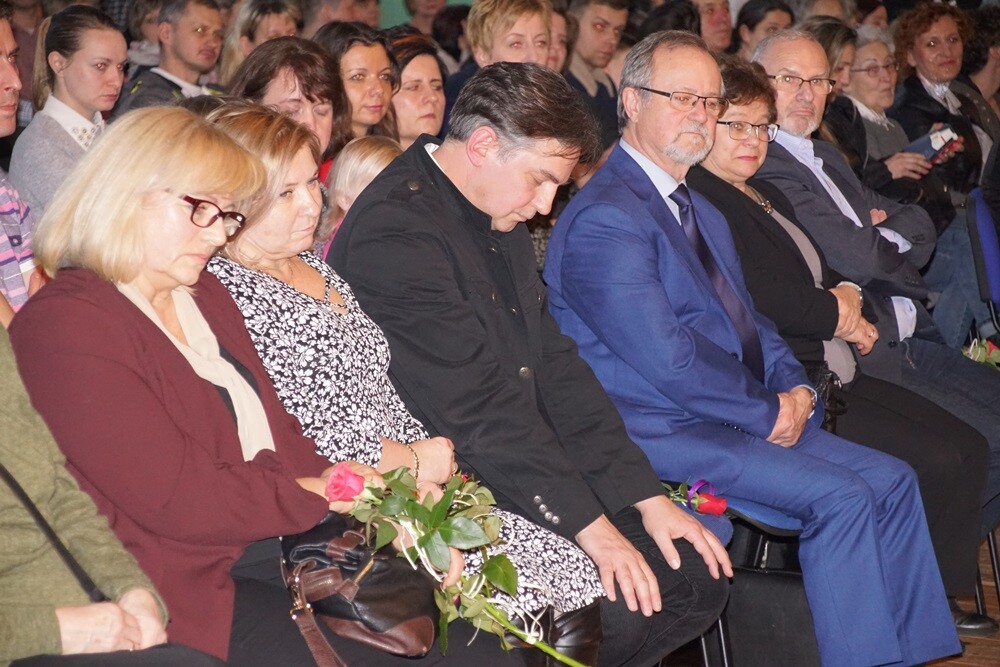 Piękne stroje i ogromne zamiłowanie do śląskiej kultury i tradycji zaprezentowali dzisiaj (12.03) uczniowie Szkoły Podstawowej nr 2 w Bykowinie, podczas obchodów Dnia Śląskiego.