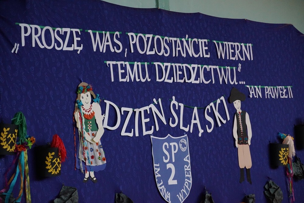 Piękne stroje i ogromne zamiłowanie do śląskiej kultury i tradycji zaprezentowali dzisiaj (12.03) uczniowie Szkoły Podstawowej nr 2 w Bykowinie, podczas obchodów Dnia Śląskiego.