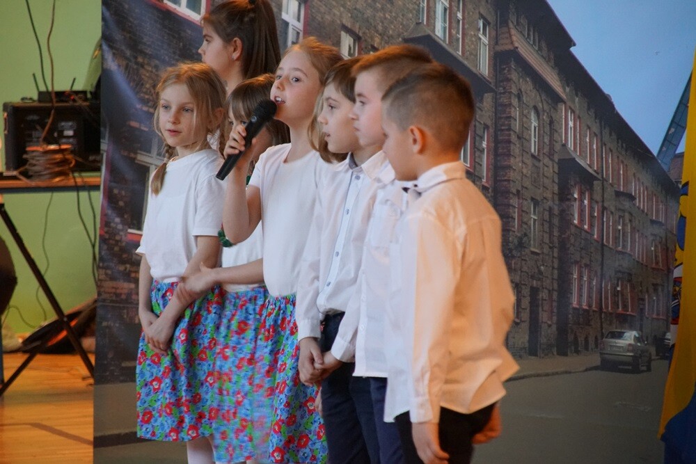 Piękne stroje i ogromne zamiłowanie do śląskiej kultury i tradycji zaprezentowali dzisiaj (12.03) uczniowie Szkoły Podstawowej nr 2 w Bykowinie, podczas obchodów Dnia Śląskiego.