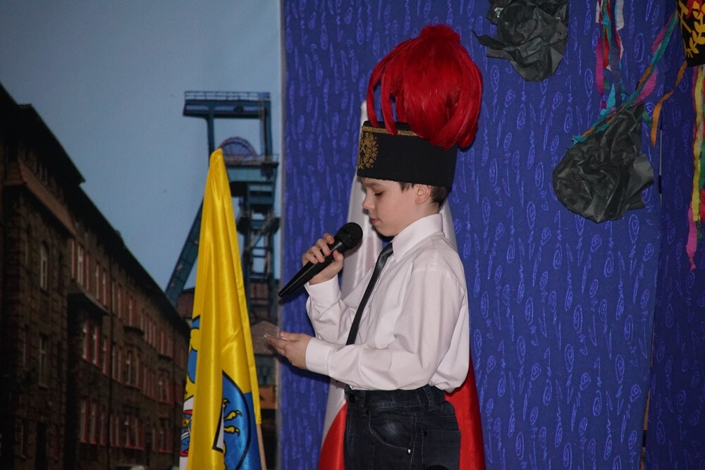 Piękne stroje i ogromne zamiłowanie do śląskiej kultury i tradycji zaprezentowali dzisiaj (12.03) uczniowie Szkoły Podstawowej nr 2 w Bykowinie, podczas obchodów Dnia Śląskiego.