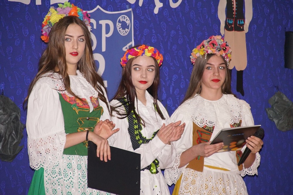 Piękne stroje i ogromne zamiłowanie do śląskiej kultury i tradycji zaprezentowali dzisiaj (12.03) uczniowie Szkoły Podstawowej nr 2 w Bykowinie, podczas obchodów Dnia Śląskiego.