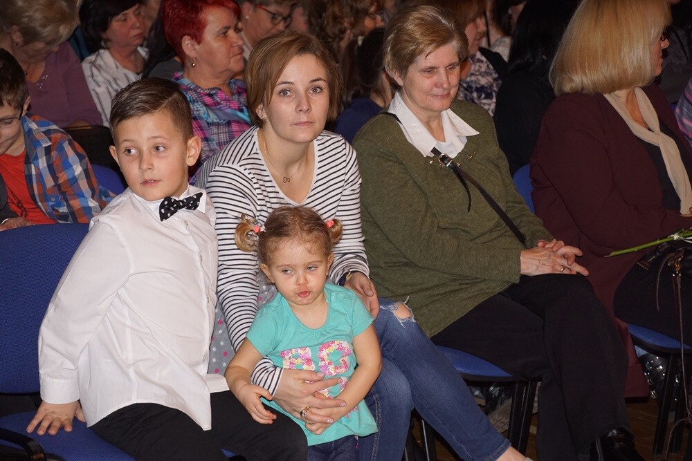 Piękne stroje i ogromne zamiłowanie do śląskiej kultury i tradycji zaprezentowali dzisiaj (12.03) uczniowie Szkoły Podstawowej nr 2 w Bykowinie, podczas obchodów Dnia Śląskiego.