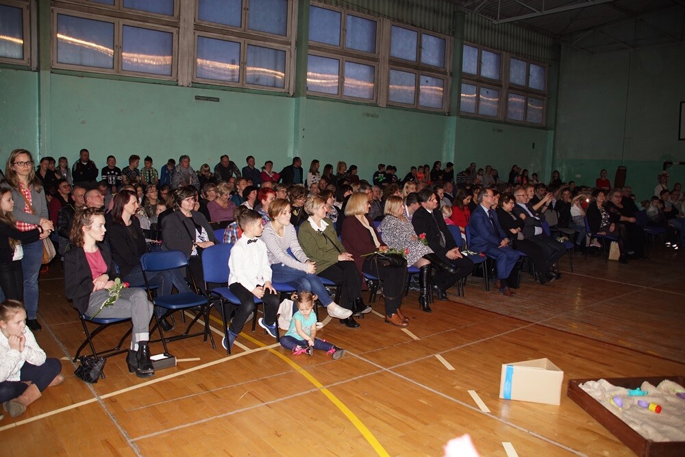 Piękne stroje i ogromne zamiłowanie do śląskiej kultury i tradycji zaprezentowali dzisiaj (12.03) uczniowie Szkoły Podstawowej nr 2 w Bykowinie, podczas obchodów Dnia Śląskiego.