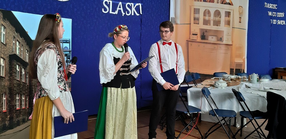 W Szkole Podstawowej nr 2 na Bykowinie odbył się kolejny Dzień Śląski. Nie zabrakło więc śląskich klimatów - były kolorowe stroje, obyczaje, przedstawienie, wszystko rzecz jasna okraszone "ślonskom godkom".