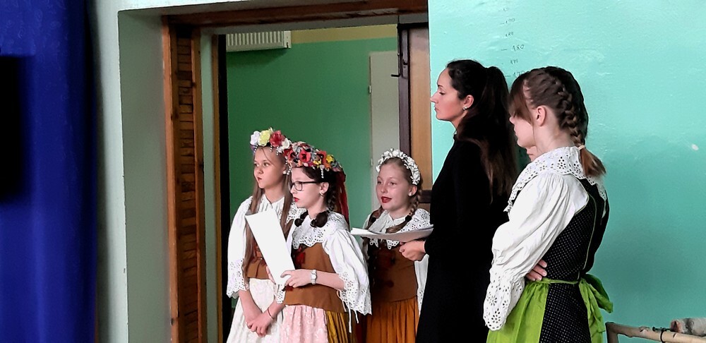 W Szkole Podstawowej nr 2 na Bykowinie odbył się kolejny Dzień Śląski. Nie zabrakło więc śląskich klimatów - były kolorowe stroje, obyczaje, przedstawienie, wszystko rzecz jasna okraszone "ślonskom godkom".