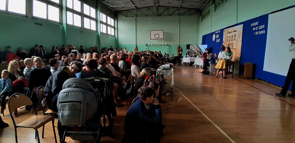 W Szkole Podstawowej nr 2 na Bykowinie odbył się kolejny Dzień Śląski. Nie zabrakło więc śląskich klimatów - były kolorowe stroje, obyczaje, przedstawienie, wszystko rzecz jasna okraszone "ślonskom godkom".