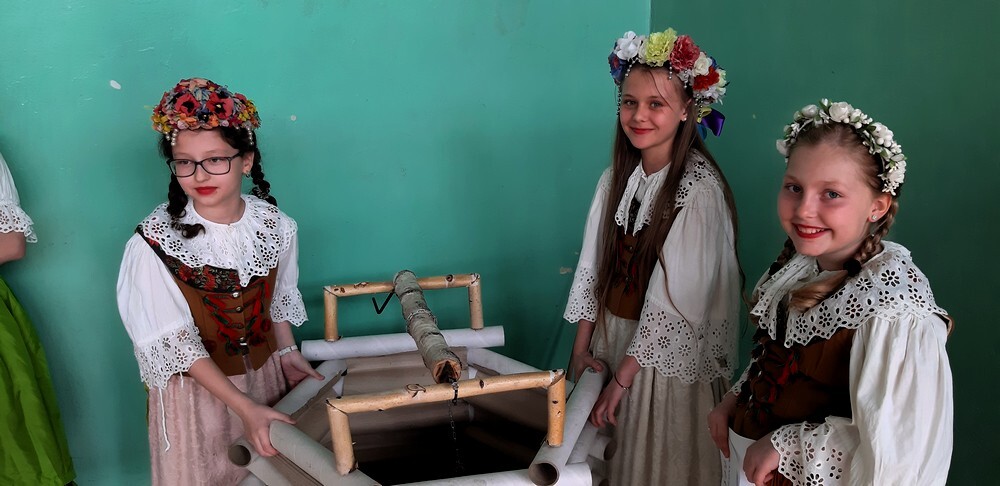 W Szkole Podstawowej nr 2 na Bykowinie odbył się kolejny Dzień Śląski. Nie zabrakło więc śląskich klimatów - były kolorowe stroje, obyczaje, przedstawienie, wszystko rzecz jasna okraszone "ślonskom godkom".