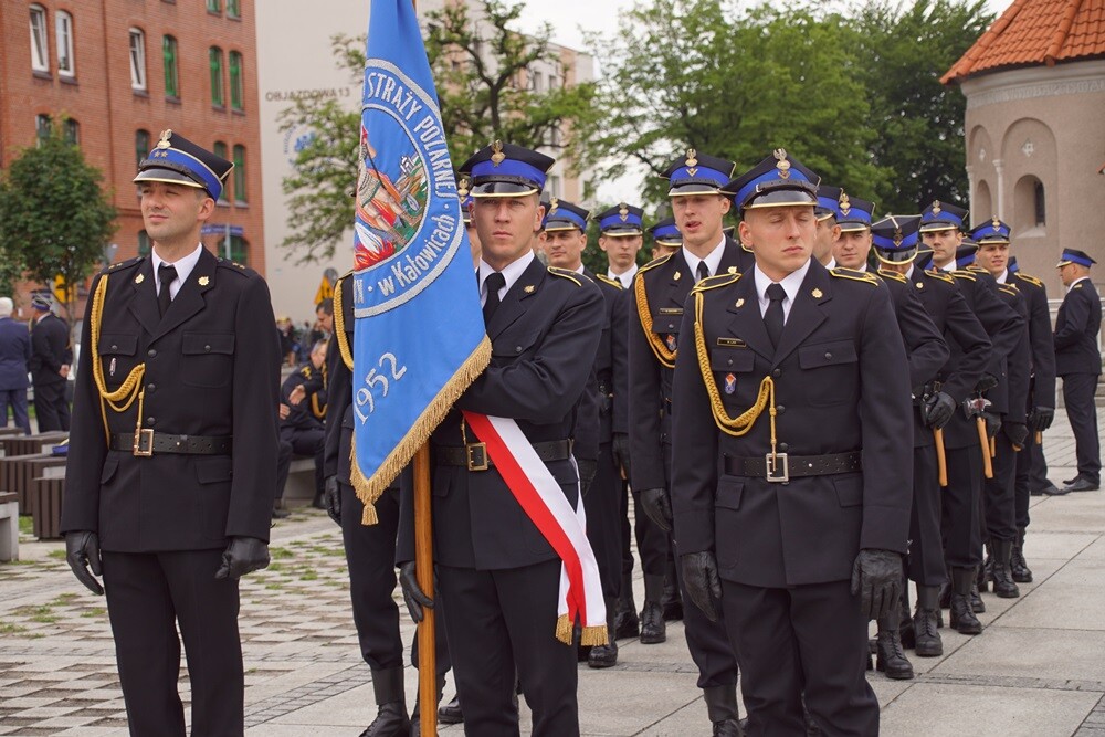 Dziś na rynku miała miejsce uroczystość nadania sztandaru Komendzie Miejskiej Państwowej Straży Pożarnej. Nasza komenda otrzymała również Złotą Odznakę Honorową za Zasługi dla Województwa Śląskiego. Przed uroczystością w kościele pw. św. Pawła odprawiona została msza św. w intencji strażaków i pracowników rudzkiej komendy.