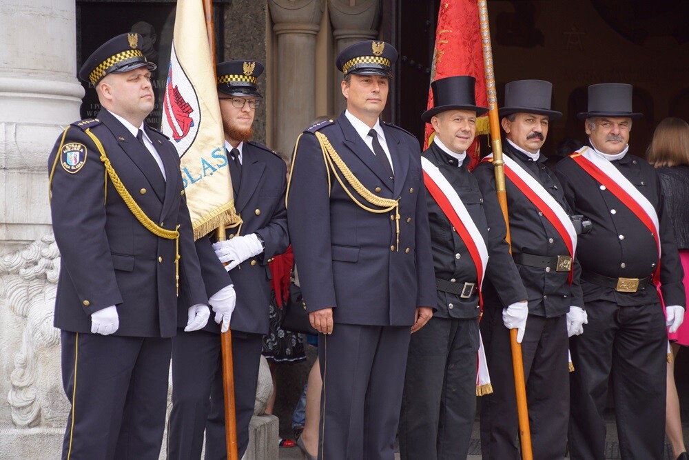 Dziś na rynku miała miejsce uroczystość nadania sztandaru Komendzie Miejskiej Państwowej Straży Pożarnej. Nasza komenda otrzymała również Złotą Odznakę Honorową za Zasługi dla Województwa Śląskiego. Przed uroczystością w kościele pw. św. Pawła odprawiona została msza św. w intencji strażaków i pracowników rudzkiej komendy.