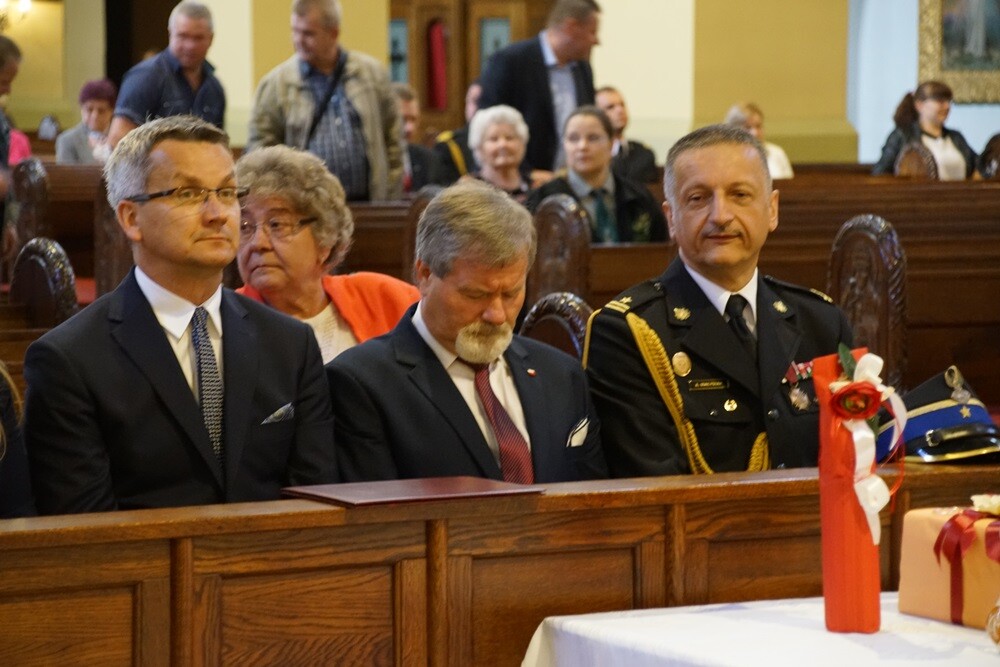 Dziś na rynku miała miejsce uroczystość nadania sztandaru Komendzie Miejskiej Państwowej Straży Pożarnej. Nasza komenda otrzymała również Złotą Odznakę Honorową za Zasługi dla Województwa Śląskiego. Przed uroczystością w kościele pw. św. Pawła odprawiona została msza św. w intencji strażaków i pracowników rudzkiej komendy.