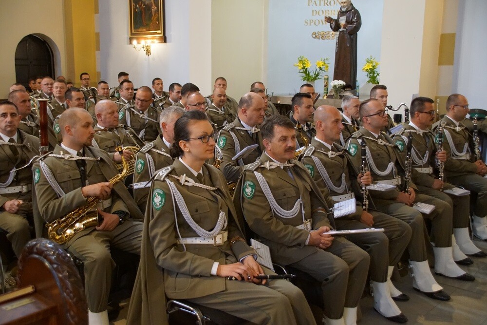 Dziś na rynku miała miejsce uroczystość nadania sztandaru Komendzie Miejskiej Państwowej Straży Pożarnej. Nasza komenda otrzymała również Złotą Odznakę Honorową za Zasługi dla Województwa Śląskiego. Przed uroczystością w kościele pw. św. Pawła odprawiona została msza św. w intencji strażaków i pracowników rudzkiej komendy.