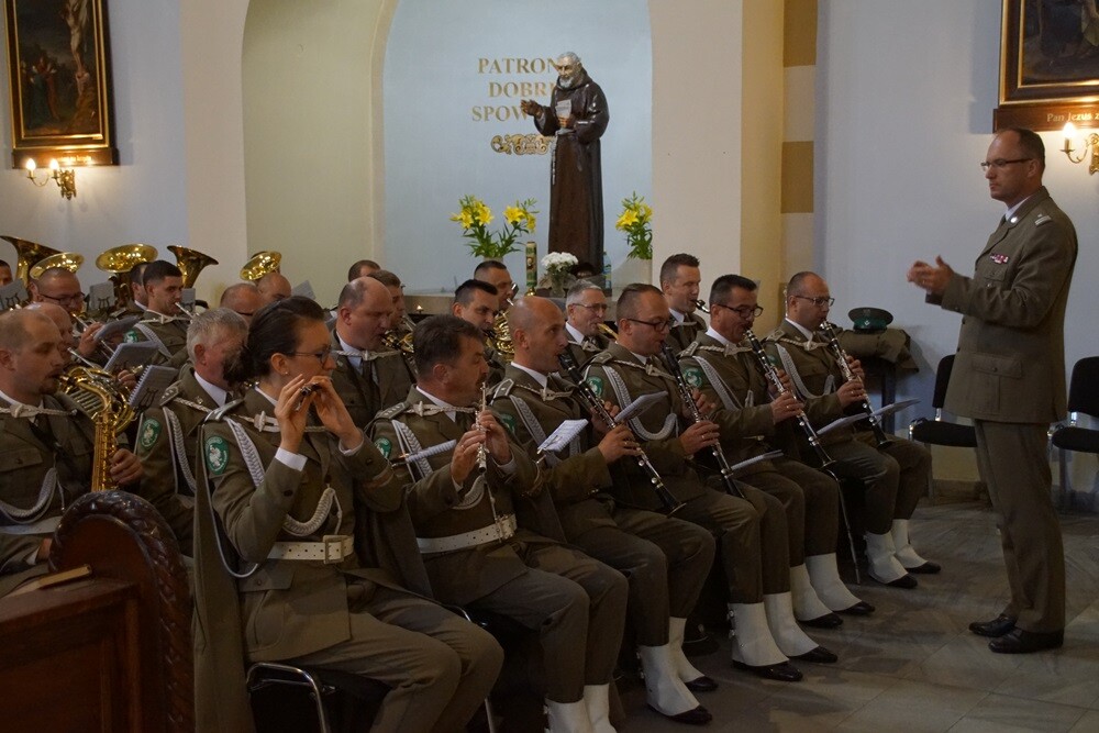 Dziś na rynku miała miejsce uroczystość nadania sztandaru Komendzie Miejskiej Państwowej Straży Pożarnej. Nasza komenda otrzymała również Złotą Odznakę Honorową za Zasługi dla Województwa Śląskiego. Przed uroczystością w kościele pw. św. Pawła odprawiona została msza św. w intencji strażaków i pracowników rudzkiej komendy.