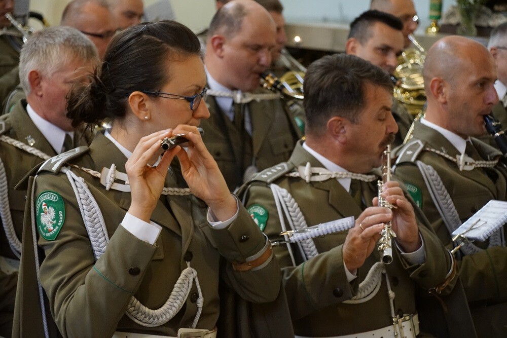 Dziś na rynku miała miejsce uroczystość nadania sztandaru Komendzie Miejskiej Państwowej Straży Pożarnej. Nasza komenda otrzymała również Złotą Odznakę Honorową za Zasługi dla Województwa Śląskiego. Przed uroczystością w kościele pw. św. Pawła odprawiona została msza św. w intencji strażaków i pracowników rudzkiej komendy.