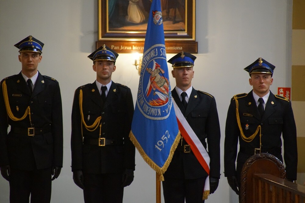 Dziś na rynku miała miejsce uroczystość nadania sztandaru Komendzie Miejskiej Państwowej Straży Pożarnej. Nasza komenda otrzymała również Złotą Odznakę Honorową za Zasługi dla Województwa Śląskiego. Przed uroczystością w kościele pw. św. Pawła odprawiona została msza św. w intencji strażaków i pracowników rudzkiej komendy.