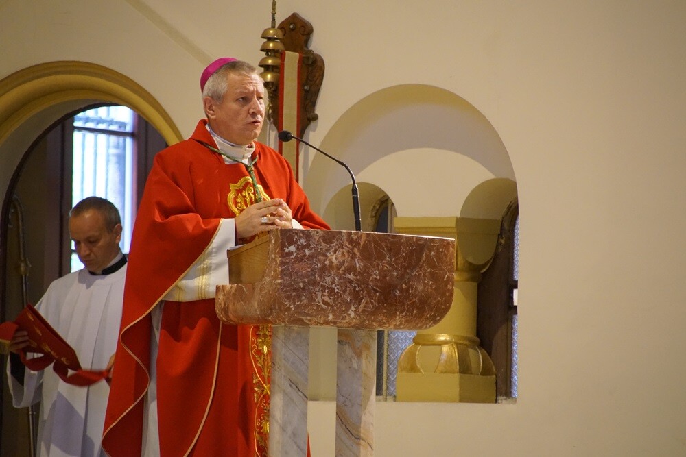 Dziś na rynku miała miejsce uroczystość nadania sztandaru Komendzie Miejskiej Państwowej Straży Pożarnej. Nasza komenda otrzymała również Złotą Odznakę Honorową za Zasługi dla Województwa Śląskiego. Przed uroczystością w kościele pw. św. Pawła odprawiona została msza św. w intencji strażaków i pracowników rudzkiej komendy.