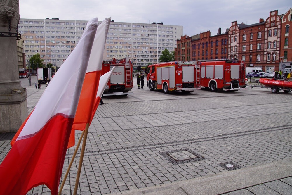 Dziś na rynku miała miejsce uroczystość nadania sztandaru Komendzie Miejskiej Państwowej Straży Pożarnej. Nasza komenda otrzymała również Złotą Odznakę Honorową za Zasługi dla Województwa Śląskiego. Przed uroczystością w kościele pw. św. Pawła odprawiona została msza św. w intencji strażaków i pracowników rudzkiej komendy.