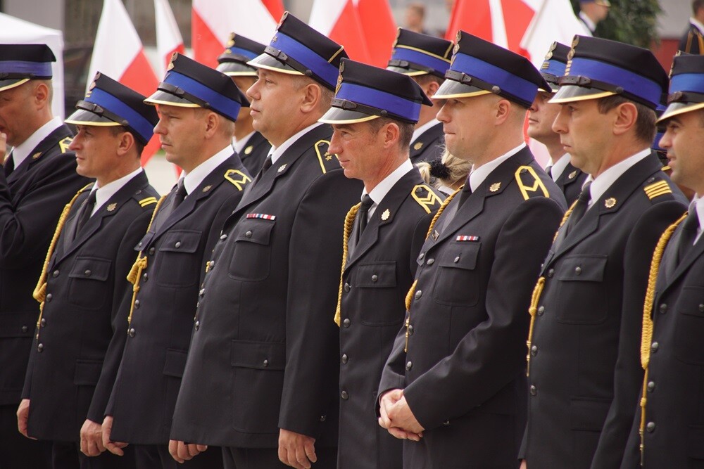 Dziś na rynku miała miejsce uroczystość nadania sztandaru Komendzie Miejskiej Państwowej Straży Pożarnej. Nasza komenda otrzymała również Złotą Odznakę Honorową za Zasługi dla Województwa Śląskiego. Przed uroczystością w kościele pw. św. Pawła odprawiona została msza św. w intencji strażaków i pracowników rudzkiej komendy.