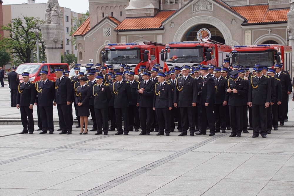 Dziś na rynku miała miejsce uroczystość nadania sztandaru Komendzie Miejskiej Państwowej Straży Pożarnej. Nasza komenda otrzymała również Złotą Odznakę Honorową za Zasługi dla Województwa Śląskiego. Przed uroczystością w kościele pw. św. Pawła odprawiona została msza św. w intencji strażaków i pracowników rudzkiej komendy.