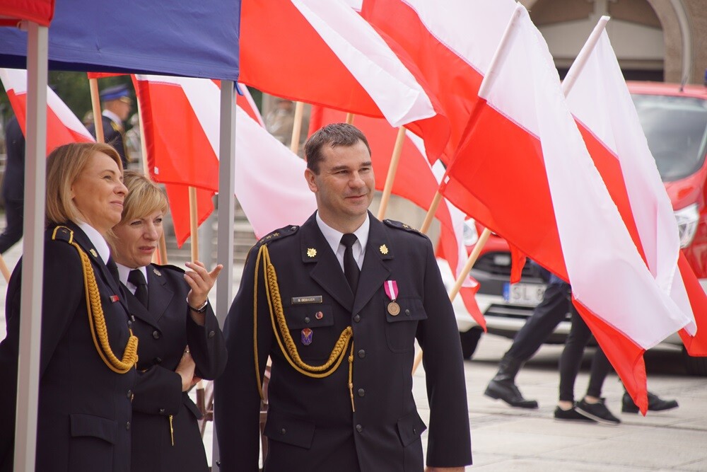 Dziś na rynku miała miejsce uroczystość nadania sztandaru Komendzie Miejskiej Państwowej Straży Pożarnej. Nasza komenda otrzymała również Złotą Odznakę Honorową za Zasługi dla Województwa Śląskiego. Przed uroczystością w kościele pw. św. Pawła odprawiona została msza św. w intencji strażaków i pracowników rudzkiej komendy.