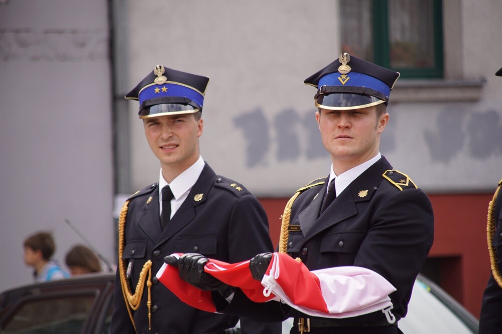 Dziś na rynku miała miejsce uroczystość nadania sztandaru Komendzie Miejskiej Państwowej Straży Pożarnej. Nasza komenda otrzymała również Złotą Odznakę Honorową za Zasługi dla Województwa Śląskiego. Przed uroczystością w kościele pw. św. Pawła odprawiona została msza św. w intencji strażaków i pracowników rudzkiej komendy.