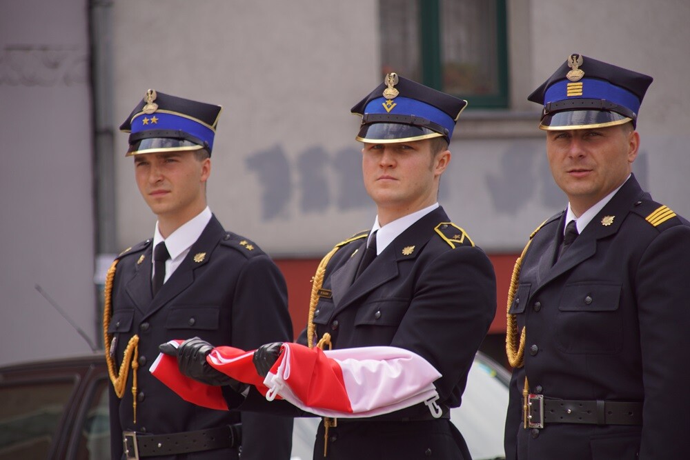 Dziś na rynku miała miejsce uroczystość nadania sztandaru Komendzie Miejskiej Państwowej Straży Pożarnej. Nasza komenda otrzymała również Złotą Odznakę Honorową za Zasługi dla Województwa Śląskiego. Przed uroczystością w kościele pw. św. Pawła odprawiona została msza św. w intencji strażaków i pracowników rudzkiej komendy.