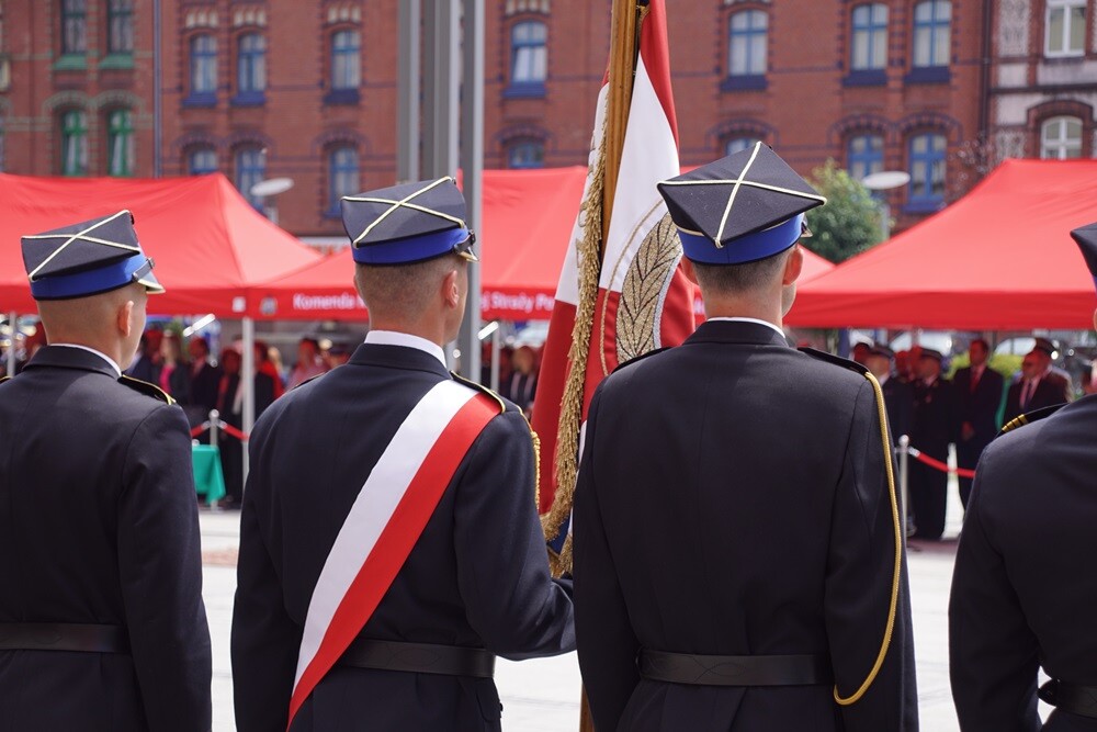 Dziś na rynku miała miejsce uroczystość nadania sztandaru Komendzie Miejskiej Państwowej Straży Pożarnej. Nasza komenda otrzymała również Złotą Odznakę Honorową za Zasługi dla Województwa Śląskiego. Przed uroczystością w kościele pw. św. Pawła odprawiona została msza św. w intencji strażaków i pracowników rudzkiej komendy.