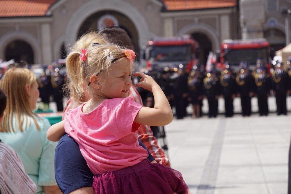 Dziś na rynku miała miejsce uroczystość nadania sztandaru Komendzie Miejskiej Państwowej Straży Pożarnej. Nasza komenda otrzymała również Złotą Odznakę Honorową za Zasługi dla Województwa Śląskiego. Przed uroczystością w kościele pw. św. Pawła odprawiona została msza św. w intencji strażaków i pracowników rudzkiej komendy.