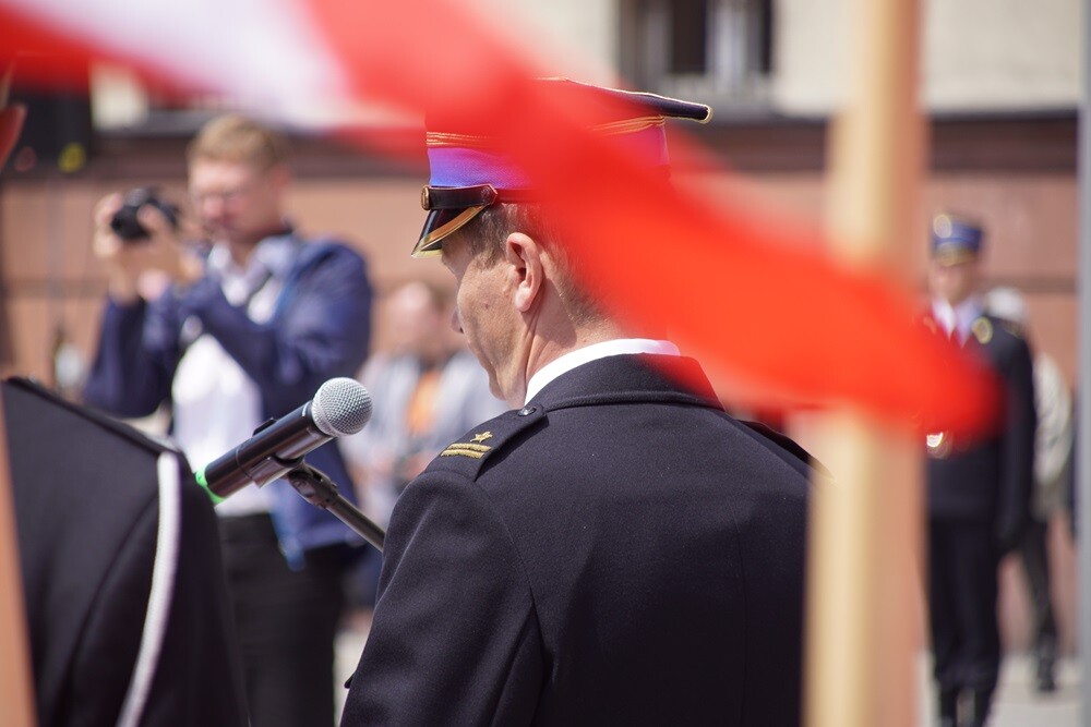 Dziś na rynku miała miejsce uroczystość nadania sztandaru Komendzie Miejskiej Państwowej Straży Pożarnej. Nasza komenda otrzymała również Złotą Odznakę Honorową za Zasługi dla Województwa Śląskiego. Przed uroczystością w kościele pw. św. Pawła odprawiona została msza św. w intencji strażaków i pracowników rudzkiej komendy.