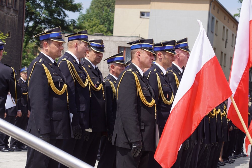 Dziś na rynku miała miejsce uroczystość nadania sztandaru Komendzie Miejskiej Państwowej Straży Pożarnej. Nasza komenda otrzymała również Złotą Odznakę Honorową za Zasługi dla Województwa Śląskiego. Przed uroczystością w kościele pw. św. Pawła odprawiona została msza św. w intencji strażaków i pracowników rudzkiej komendy.