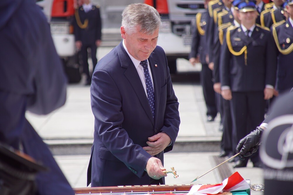 Dziś na rynku miała miejsce uroczystość nadania sztandaru Komendzie Miejskiej Państwowej Straży Pożarnej. Nasza komenda otrzymała również Złotą Odznakę Honorową za Zasługi dla Województwa Śląskiego. Przed uroczystością w kościele pw. św. Pawła odprawiona została msza św. w intencji strażaków i pracowników rudzkiej komendy.