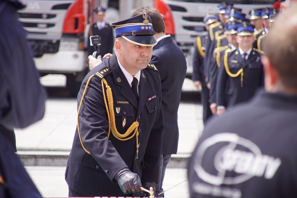 Dziś na rynku miała miejsce uroczystość nadania sztandaru Komendzie Miejskiej Państwowej Straży Pożarnej. Nasza komenda otrzymała również Złotą Odznakę Honorową za Zasługi dla Województwa Śląskiego. Przed uroczystością w kościele pw. św. Pawła odprawiona została msza św. w intencji strażaków i pracowników rudzkiej komendy.