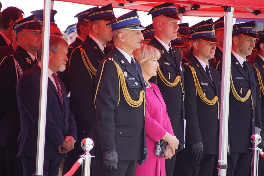 Dziś na rynku miała miejsce uroczystość nadania sztandaru Komendzie Miejskiej Państwowej Straży Pożarnej. Nasza komenda otrzymała również Złotą Odznakę Honorową za Zasługi dla Województwa Śląskiego. Przed uroczystością w kościele pw. św. Pawła odprawiona została msza św. w intencji strażaków i pracowników rudzkiej komendy.