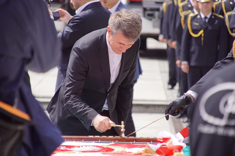 Dziś na rynku miała miejsce uroczystość nadania sztandaru Komendzie Miejskiej Państwowej Straży Pożarnej. Nasza komenda otrzymała również Złotą Odznakę Honorową za Zasługi dla Województwa Śląskiego. Przed uroczystością w kościele pw. św. Pawła odprawiona została msza św. w intencji strażaków i pracowników rudzkiej komendy.